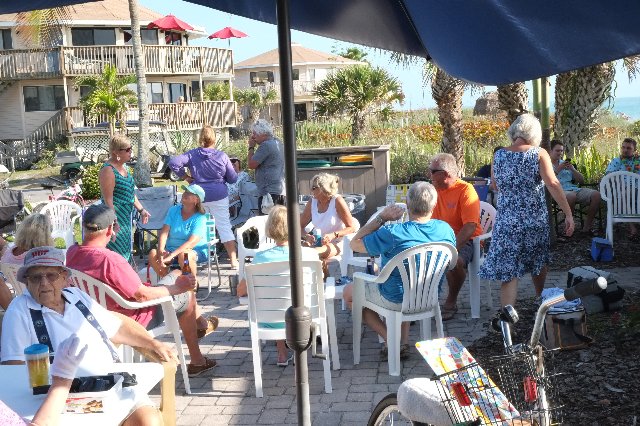 Time change party at the Tiki <br> Photos by Roger Cissa - Slide 6